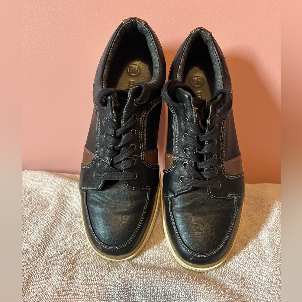 Size 10 Denver Hayes lace up shoes